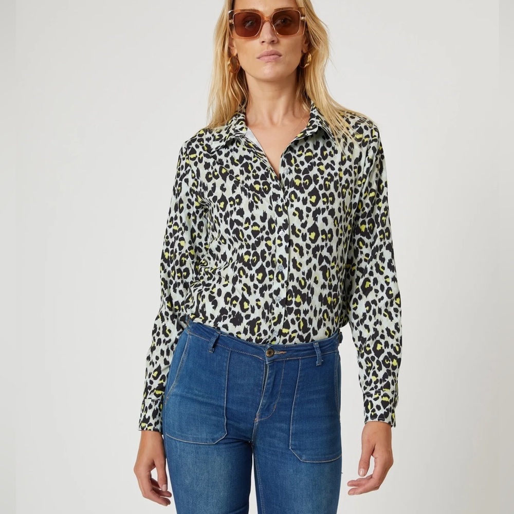 THE SHIRT BY ROCHELLE BEHRENS THE SIGNATURE SHIRT IN BLACK LEOPARD SIZE M